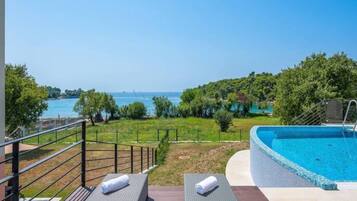 Villa, Smoking | 3 bedrooms, desk, soundproofing
