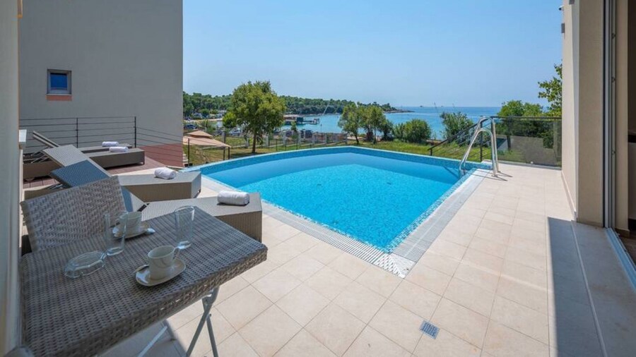 Villa Cedar - Fully Equipped Villa With 4 big Rooms for 8 Guests and a Seaview