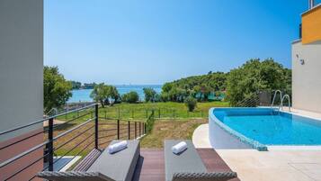 Villa, Smoking | 3 bedrooms, desk, soundproofing