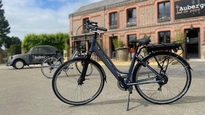 A bicycle parked in front of a building with a sign reading "Auberge de Papa". - L'Auberge de papa (Auzouville-sur-Ry)