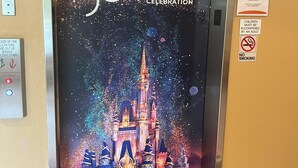 Ein Aufzug mit Wandmalerei eines Disney-Schlosses, das das 50-jährige Jubiläum von Walt Disney World feiert.