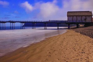 On the beach - Spacious, beachfront, sea & beach views, games room, garden, firepit, pub next door. Dog-friendly (Saltburn by the sea)