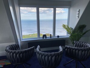 Interior - Spacious, beachfront, sea & beach views, games room, garden, firepit, pub next door. Dog-friendly (Saltburn by the sea)