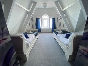 3 bedrooms, iron/ironing board, travel crib, free WiFi - Spacious, beachfront, sea & beach views, games room, garden, firepit, pub next door. Dog-friendly (Saltburn by the sea)