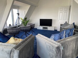 Smart TV, DVD player - Spacious, beachfront, sea & beach views, games room, garden, firepit, pub next door. Dog-friendly (Saltburn by the sea)