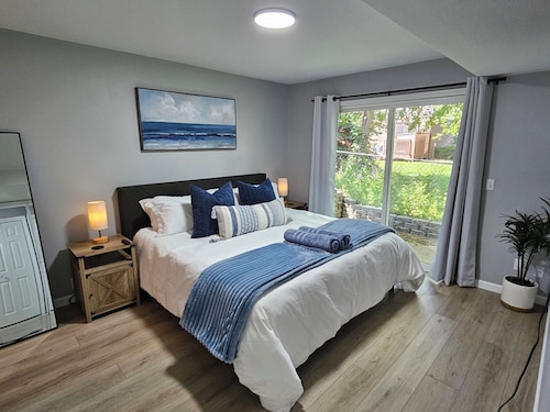 Cozy Home Near DOWNTOWN w/ HOT TUB, Fire Pit, Bikes, King Bed, and Full Kitchen