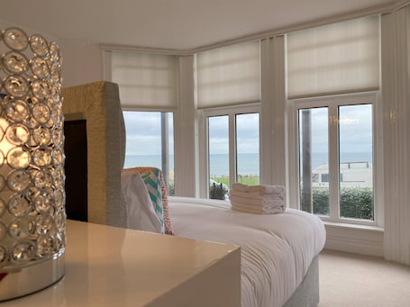 2 bedrooms, iron/ironing board, free WiFi, bed sheets. Spacious dog-friendly beachfront home, ideal for beach, pub & town. Terrace, garden & fire pit .