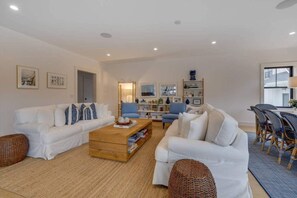 House | 6 bedrooms, Internet - Sandpoint by Rove Travel Modern 5BR w Pool (Shelter Island)