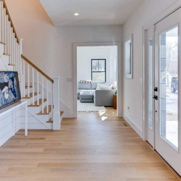 House | 6 bedrooms, Internet - Sandpoint by Rove Travel Modern 5BR w Pool (Shelter Island)