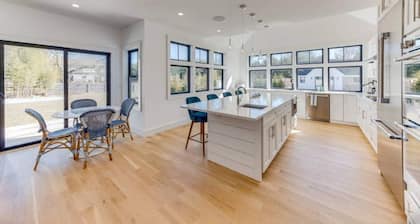 Sandpoint by Rove Travel Modern 5BR w Pool