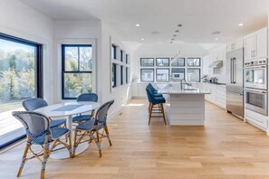 House | 6 bedrooms, Internet - Sandpoint by Rove Travel Modern 5BR w Pool (Shelter Island)