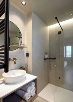 Doppia Deluxe, 1 letto queen, vista parco | Bagno | Set di cortesia gratuito, asciugacapelli, pantofole, asciugamani