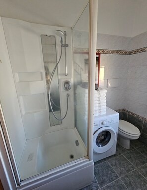 Doccia, bidet, sapone, carta igienica