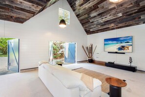 Smart TV, fireplace, video games, offices - Waterfront Luxury with Pickleball and Dock, Separate Barn and More!!! (Southampton)