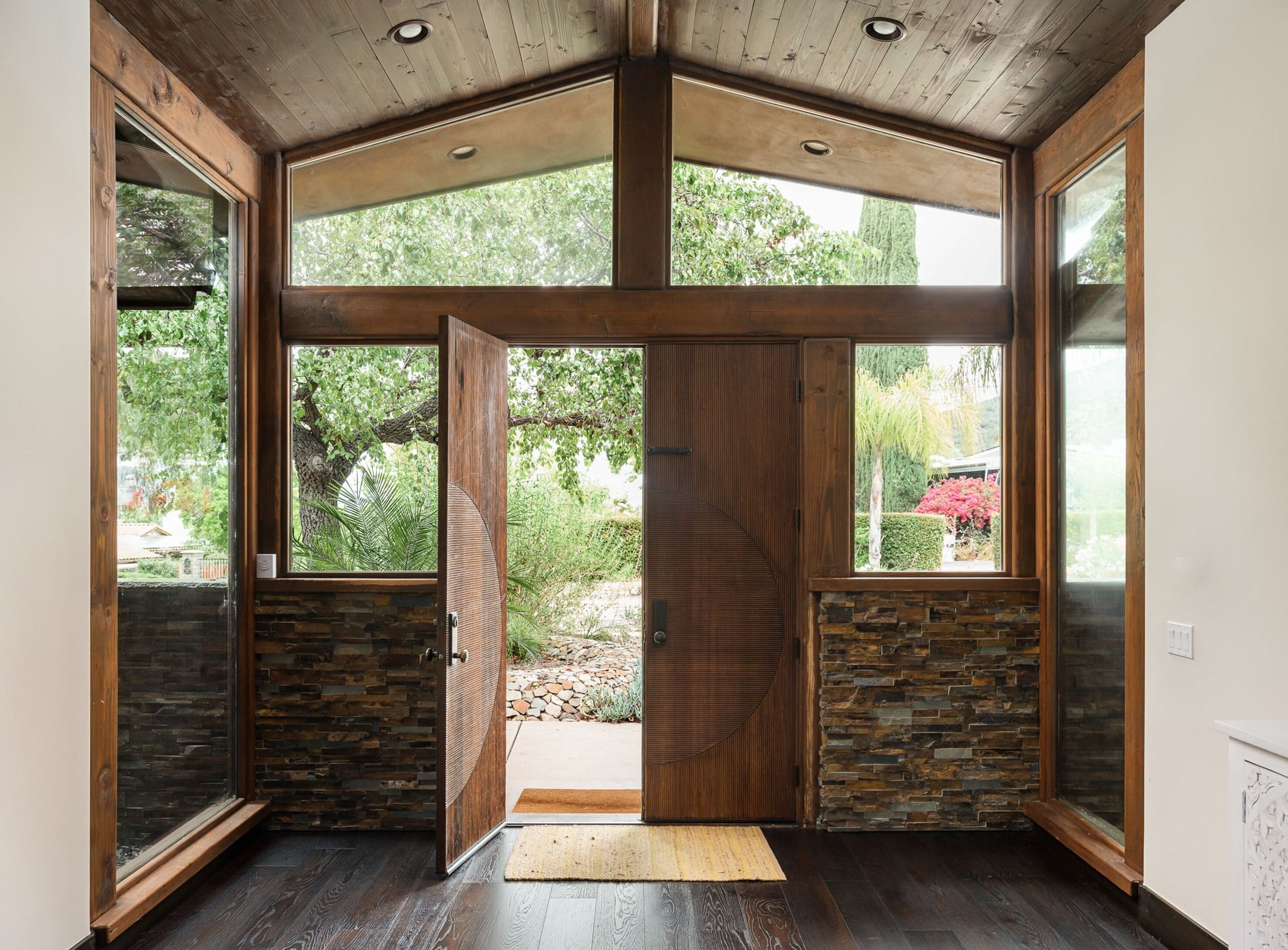 5 bedrooms, desk, Internet