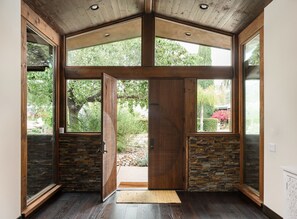 บ้านพัก | 5 ห้องนอน, โต๊ะทำงาน, อินเทอร์เน็ตความเร็วสูง