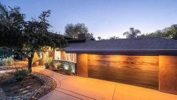 5 bedrooms, desk, Internet