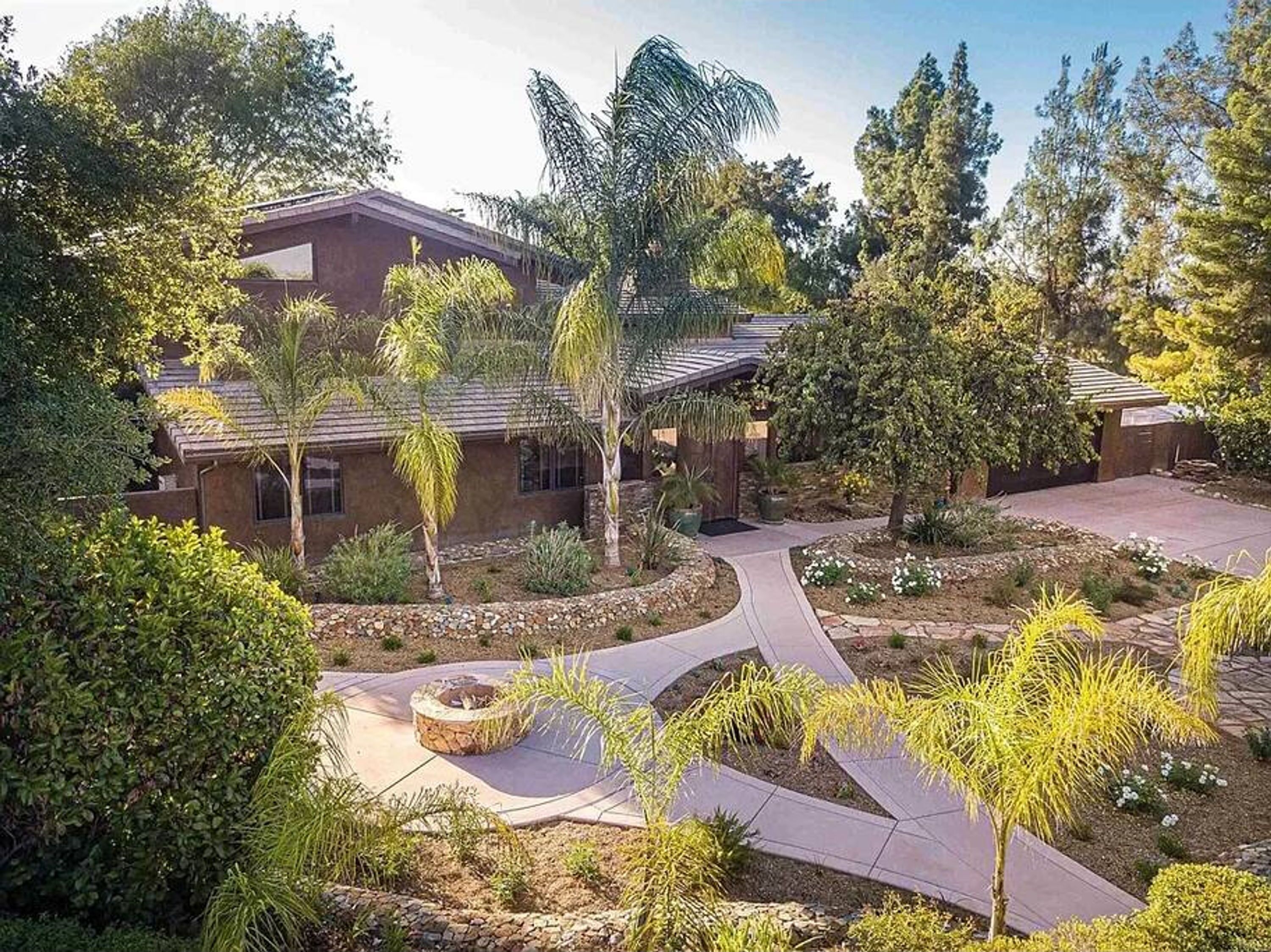 5 bedrooms, desk, Internet