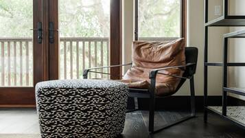 5 bedrooms, desk, Internet