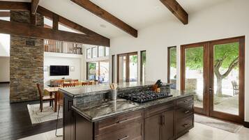 5 bedrooms, desk, Internet