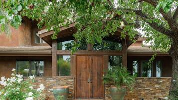 House | 5 bedrooms, desk, Internet