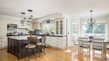 House | 4 bedrooms, desk, Internet