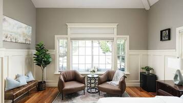 House | 4 bedrooms, desk, Internet