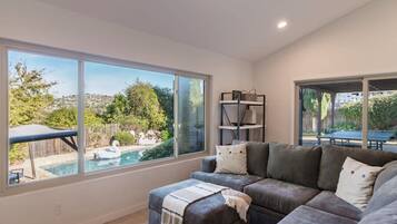 5 bedrooms, desk, Internet