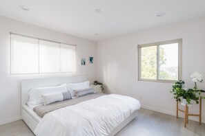 House | 5 bedrooms, desk, Internet - Spacious and Bright 5-bedroom Oasis Pool and Yard (La Mesa)