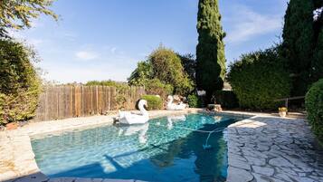 5 bedrooms, desk, Internet