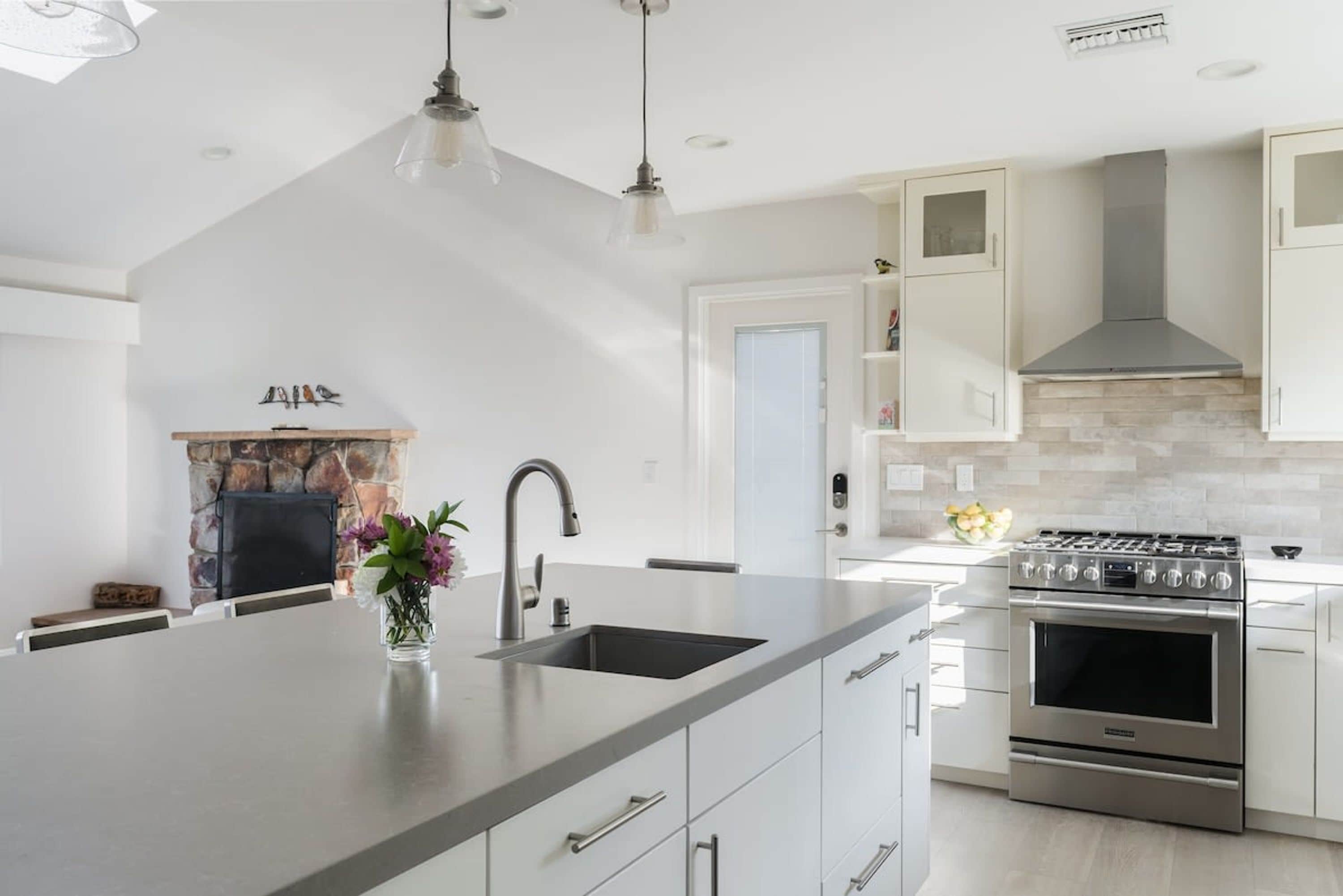 5 bedrooms, desk, Internet