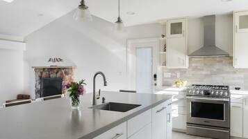 5 bedrooms, desk, Internet