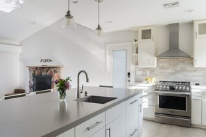 House | 5 bedrooms, desk, Internet - Spacious and Bright 5-bedroom Oasis Pool and Yard (La Mesa)