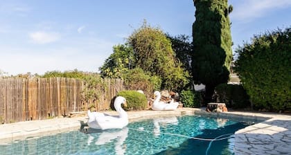 Spacious and Bright 5-bedroom Oasis Pool and Yard
