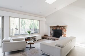 House | 5 bedrooms, desk, Internet - Spacious and Bright 5-bedroom Oasis Pool and Yard (La Mesa)