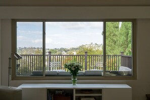 House | 5 bedrooms, desk, Internet - Spacious and Bright 5-bedroom Oasis Pool and Yard (La Mesa)