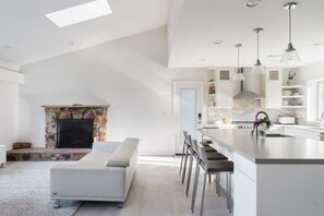 House | 5 bedrooms, desk, Internet - Spacious and Bright 5-bedroom Oasis Pool and Yard (La Mesa)