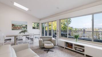 5 bedrooms, desk, Internet