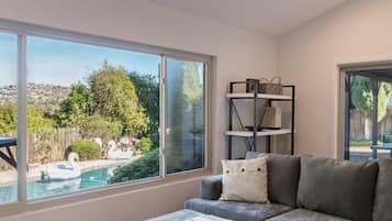 House | 5 bedrooms, desk, Internet