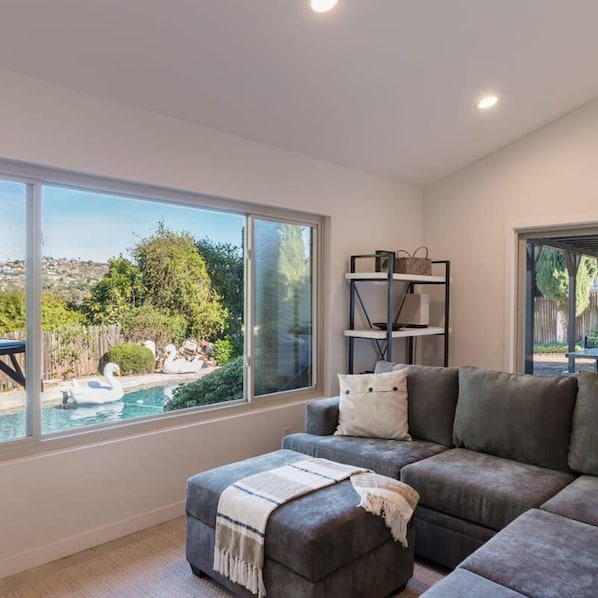 5 bedrooms, desk, Internet - Spacious and Bright 5-bedroom Oasis Pool and Yard (La Mesa)