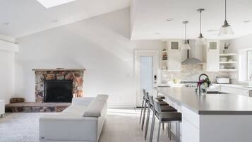 House | 5 bedrooms, desk, Internet