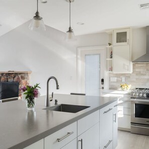 5 bedrooms, desk, Internet - Spacious and Bright 5-bedroom Oasis Pool and Yard (La Mesa)