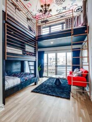 House | 4 bedrooms, desk, Internet