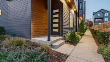 Casa | 3 dormitorios, escritorio, tabla de planchar con plancha y Internet