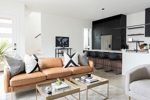 House | 3 bedrooms, desk, iron/ironing board, Internet - Nash Chic Near DT Rooftop Luxe Comfort (Nashville)