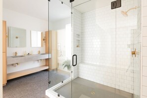 Casa | 3 dormitorios, escritorio, tabla de planchar con plancha y Internet