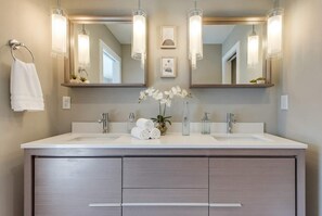 House | 4 bedrooms, desk, iron/ironing board, Internet - Downtown Luxury - 10 Beds Free Parking (Nashville)