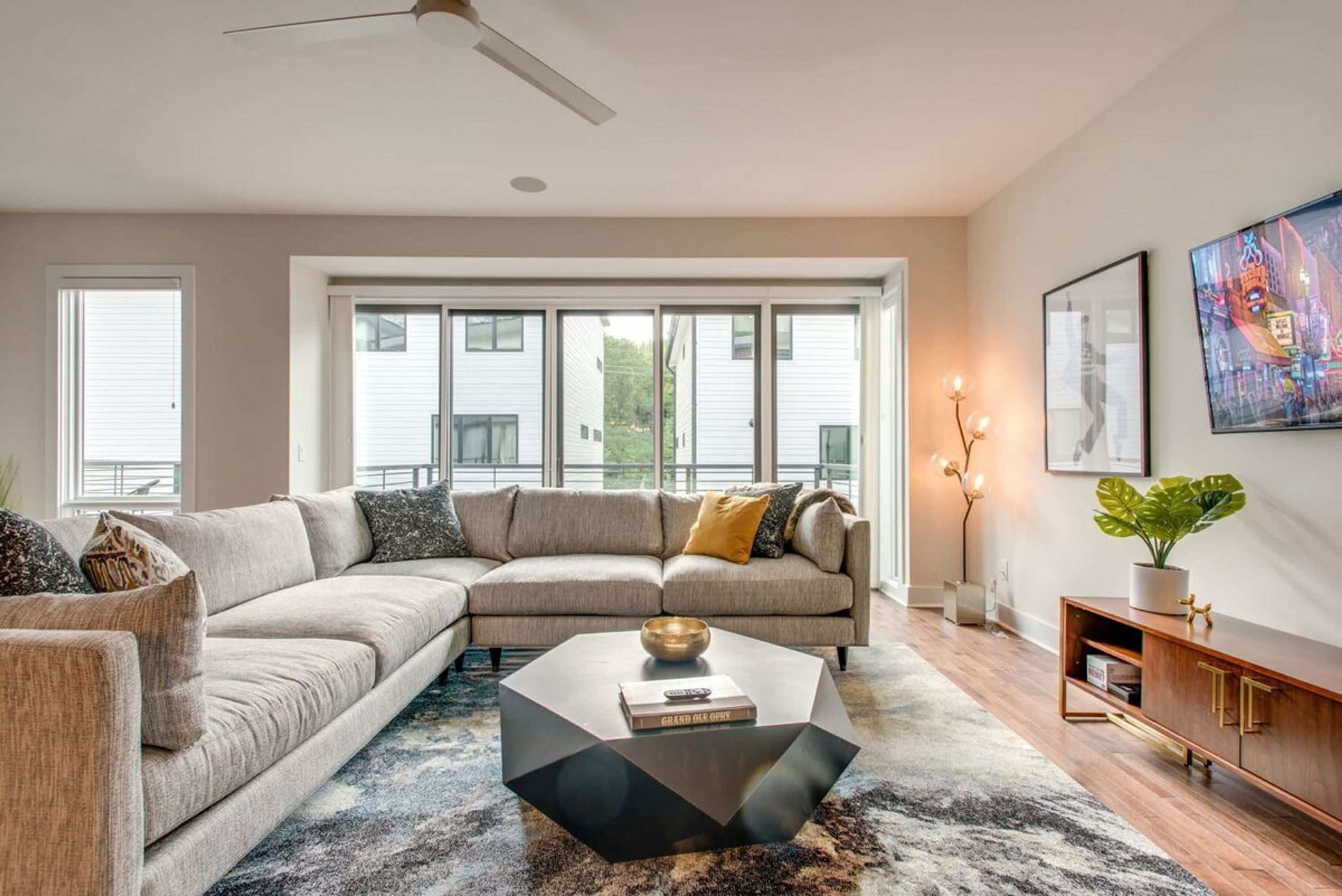 House | 4 bedrooms, desk, iron/ironing board, Internet