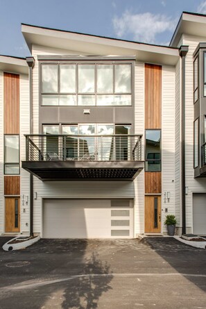 House | 4 bedrooms, desk, iron/ironing board, Internet - Downtown Luxury - 10 Beds Free Parking (Nashville)