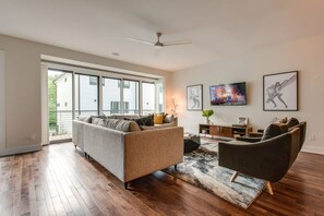 House | 4 bedrooms, desk, iron/ironing board, Internet - Downtown Luxury - 10 Beds Free Parking (Nashville)